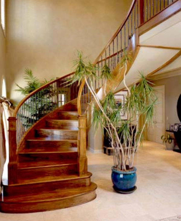 Tangga kayu dengan langkah-langkah melengkung